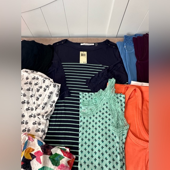 Tee and tank lot- size med/lg - Picture 3 of 4